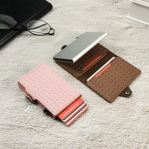 Tarjetero con Bloqueo RFID Casekey, Tarjetero Delgado y Minimalista, Botón Lateral de Cuero Rosa, Cartera Inteligente para Mujeres y Hombres - Product Image 3