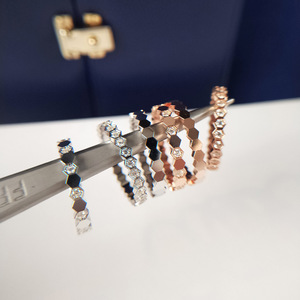 Anello con Design a Nido d'Ape, Stile Minimalista per Donne - Product Image 1