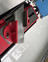 Scie à ruban métallique semi-automatique JINFENG CE avec alimentation automatique, tête d'angle pour coupes obliques, tensionnement manuel et entraînement par engrenages