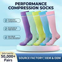 Chaussettes de compression montantes à logo personnalisé en nylon haute élasticité, maille respirante et anti-humidité, à dégradé, pour la course et la randonnée