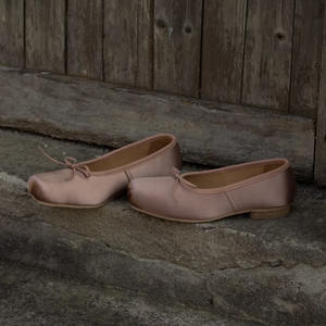 Chaussures de ballet rétro en soie à nœud français pour femmes, un choix polyvalent pour le printemps, avec bout carré, semelle souple et ouverture peu profonde - Product Image 6