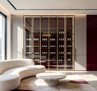 Mueble Moderno de Lujo para Vino y Licores, con Vidrio de Calidad, Tiradores Dorados, Panel Trasero Rojo, Ecológico y Multifuncional