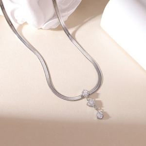 Collar de Cadena de Hueso de Serpiente de Acero Inoxidable de Alta Gama para Mujer, Estilo Lujoso y Ligero, con Colgante Cuadrado de Zirconia, Moda Versátil y Exclusiva - Product Image 2