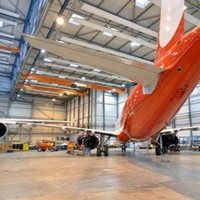 Hangar d'avion préfabriqué à grande portée en structure métallique avec porte coulissante personnalisée pour le stockage aéroportuaire et l'aviation