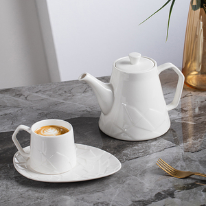 Tazza <span class=keywords><strong>da</strong></span> Tè in Ceramica Stile Europeo <span class=keywords><strong>con</strong></span> <span class=keywords><strong>Piattino</strong></span>, per Cappuccino e Caffè, Bianca <span class=keywords><strong>con</strong></span> Decorazioni in Rilievo, Set di Lusso - Product Image 4