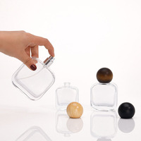 Vente en gros de flacons pulvérisateurs en verre vides de luxe, personnalisés, 30 ml, 50 ml, 100 ml, carrés, plats, imprimés en sérigraphie, écologiques, fabriqués au Shandong