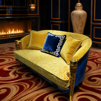 Canapé deux places de luxe en velours jaune et bleu avec garniture dorée, moderne, pour villa, salon, hall d'hôtel