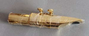 Boquilla de Saxofón Barítono de Metal Chapado en Oro Eastern Music con Tapa y Abrazadera - Product Image 6
