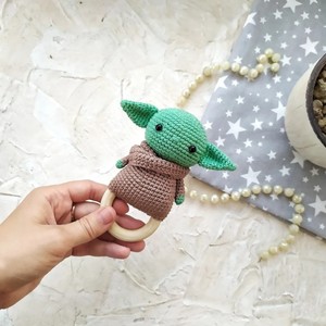 Nuevo diseño de ganchillo bebé Yoda sonajero juguetes <span class=keywords><strong>Amigurumi</strong></span> hilo tejido de madera de haya <span class=keywords><strong>mordedor</strong></span> relleno de punto Yoda sonajero para regalos de bebé - Product Image 6