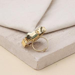 Bague élégante Natures Embrace pour femmes, bijoux inspirés de la nature avec des motifs de feuilles et de fleurs, parfaite pour un usage quotidien - Product Image 2