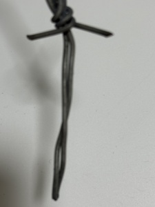 Filo Spinato Zincato a Doppio Filo, Durevole e Facile da Installare per Recinzioni di Sicurezza in Cantieri, Magazzini, Fattorie e Aree Residenziali - Product Image 1