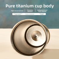 Tumbler Vakum Isolasi Dinding Ganda Titanium Murni Kapasitas Besar 830ml Baru dengan Pegangan Magnetik dan Sikat Pembersih, Tahan Panas/Dingin 12-24 Jam