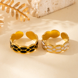 MaiNa Chic <span class=keywords><strong>Duo</strong></span> <span class=keywords><strong>de</strong></span> bagues en acier inoxydable plaqué or 18 carats avec motif nid d'abeille pour <span class=keywords><strong>femme</strong></span> - Product Image 2