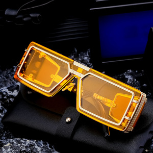 Nouvelles lunettes de soleil pour hommes à monture intégrale UV400, monture en PC, protection solaire de classe 2, style futuriste noir, design haut de gamme européen et américain - Product Image 1