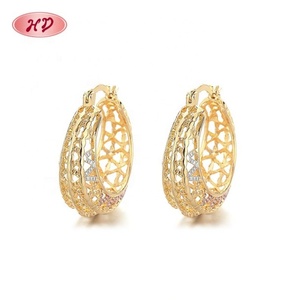 Boucles d'oreilles créoles pour femme, plaquées or 18 carats, motif tendance, vente en gros - Product Image 1