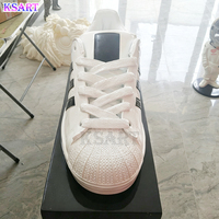 Sculpture géante personnalisée en PRV de chaussure de sport, statue de chaussure surdimensionnée pour modèle d'art, modèle de chaussure peint à la main, artisanat en résine pour galerie de mode et centre commercial