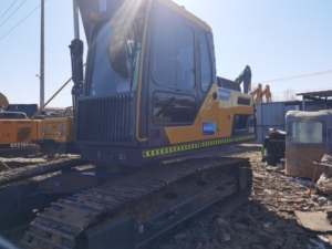 รถขุดตีนตะขาบ Volvo EC210 มือสอง น้ำหนัก 21 ตัน เครื่องยนต์ Volvo แท้ ระบบไฮดรอลิกขนาดกลาง ชั่วโมงการทำงานต่ำ โครงสร้างแข็งแรง ทนทาน - Product Image 3