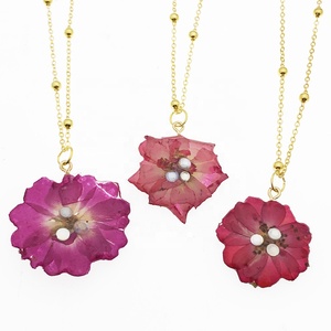 Collier personnalisé en résine époxy uv, bijoux <span class=keywords><strong>de</strong></span> <span class=keywords><strong>fleur</strong></span> <span class=keywords><strong>de</strong></span> <span class=keywords><strong>naissance</strong></span> personnalisés, breloques à vraie <span class=keywords><strong>fleur</strong></span> - Product Image 1