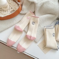 Meilleures ventes d'automne et d'hiver : chaussettes en laine à motif de chien de dessin animé, chaussettes épaisses et chaudes mi-mollet brodées pour femmes