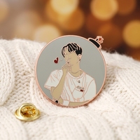 Fabricant de broches personnalisées en émail dur, broche à personnage par sublimation, broche plaquée or rose, alliage de zinc, badge souvenir en métal vierge