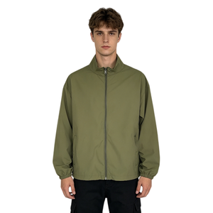 Veste coupe-vent pour <span class=keywords><strong>homme</strong></span> en polyester vert olive à col montant et fermeture éclair, personnalisable en usine pour le streetwear, le style décontracté et la vie quotidienne en ville - Product Image 1