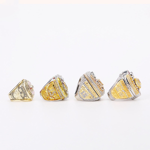 1969 2019 <span class=keywords><strong>2022</strong></span> 2023 Kansas City Chiefs <span class=keywords><strong>Nfl</strong></span> Championship Collection 4 pz Set con espositore in legno anello gioiello da uomo in lega - Product Image 2