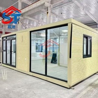 Maison conteneur extensible moderne à toit plat de 30 pieds, panneaux crème, préfabriquée avec mur en verre pour studio de jardin minimaliste