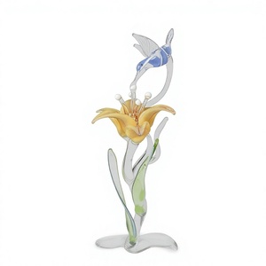Colibris et fleurs de lys jaunes en verre soufflé à la main avec des feuilles vertes - Product Image 1