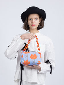 Fabricant de petits sacs personnalisés pour femmes sac à bandoulière en acrylique avec chaîne et motif imprimé sac à main pour femmes - Product Image 4
