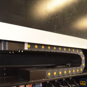 Machine de découpe laser CNC LaserMen-1313CF pour la fabrication de panneaux signalétiques et de meubles - Product Image 2