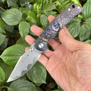 Nouveau modèle RW34+VG10 - <span class=keywords><strong>Couteau</strong></span> EDC de camping et de pêche en acier Damas avec motif crâne coloré et manche en alliage de titane - Product Image 2