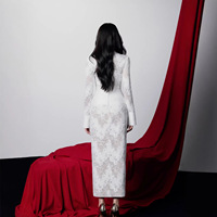 Robe longue à manches longues pour femme, nouvelle conception, en dentelle brodée blanche, taille empire, silhouette fourreau, longueur mi-mollet, en stock usine
