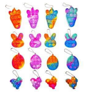 子供と大人のためのおもちゃのゴム製品ポップキーチェーンフィジェットスピナーのパックキーチェーン付き - Product Image 3