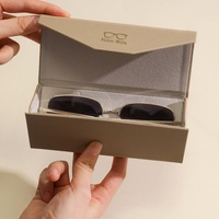 Étui à lunettes en cuir de forme irrégulière avec doublure en EVA et impression, utilisé pour ranger les lunettes de soleil.