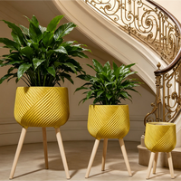 3 PCS Set Pot dan Wadah Tanaman dari Fiber Clay Mewah dengan Motif Emas Diagonal, Dilengkapi Tripod Kayu Alami