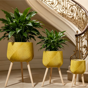 Juego de 3 Macetas de <span class=keywords><strong>Fibra</strong></span> de Arcilla, Diseño de Lujo con Relieve Diagonal Dorado, Maceta para Plantas de Interior con Trípode de Madera <span class=keywords><strong>Natural</strong></span> - Product Image 1