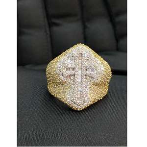 Bague en or exquise sertie de diamants glacés, conçue pour les mariages, les fêtes, les bijoux, un look brillant, à porter et à offrir en cadeau - Product Image 1