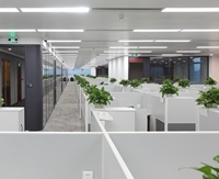 Postes de travail modernes en cubicles pour 2/4/6 personnes, postes de travail sur mesure, bureaux pour les bureaux d'entreprise