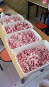 Pequeña picadora de carne de escritorio eléctrica comercial de acero inoxidable de alta potencia para carne congelada relleno de salchichas relleno de carne - Product Image 6