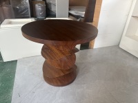Table d'appoint sculpturale en bois massif empilable, table d'appoint ronde moderne de luxe pour le salon, table d'appoint décorative avec rangement
