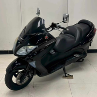 Scooter Maxi Honda Forza 250 d'occasion, excellent état. Moteur refroidi par liquide de 250 cm³, transmission automatique, entièrement fonctionnel.