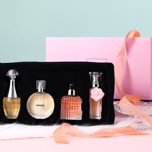Set di Quattro Profumi da Donna, Fragranza Leggera e Duratura, Note Floreali di Loto, Sandalo e Arancia Amara, Confezione Regalo - Product Image 4