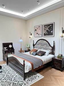Cama Americana Vintage de Madera Maciza con Estructura de Nogal Oscuro y Cabecera Curva Tapizada en Tela Botánica Azul y Beige con Postes Torneados - Product Image 6