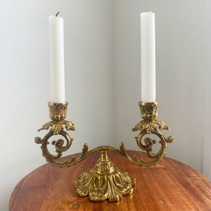 Candelabro de latón antiguo de 2 brazos para mesa, ideal para decoradores de eventos e importadores - Venta al por mayor - Product Image 1