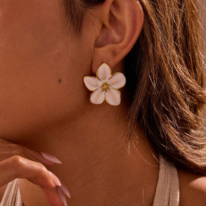 เครื่องประดับชุบทอง 14k 18k แบบไม่ก่อให้เกิดอาการแพ้ ดีไซน์สวยงาม ต่างหูแฟชั่นรูปดอกไม้สไตล์ฮาวาย ทำจากสแตนเลสสตีล 316L สำหรับผู้หญิง - Product Image 5