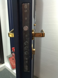 Isreali puerta principal puerta de entrada de seguridad diseños doble puerta de acero con oro de <span class=keywords><strong>aldaba</strong></span> de bloqueo - Product Image 3