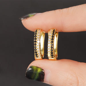 Orecchini a cerchio dorati E3911 con cristalli e strass incastonati a canale per donna, gioielli alla moda per feste. - Product Image 4