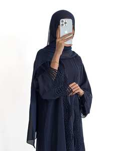 Set Abaya Elegante a Due Pezzi Loriya con Vestaglia Esterna con Volant e Pizzo e Vestito Interno per Donne Musulmane, Moda Islamica - Product Image 2