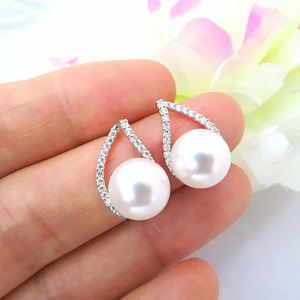 Orecchini a perla a forma di V, eleganti, alla moda, minimalisti, gioielli di tendenza, accessorio regalo per donna - Product Image 2