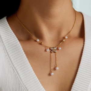 תליון בצורת קשת משובץ יהלומים עם פנינה מלאכותית, שרשרת גדילים משובצת זירקון, שרשרת נירוסטה - Product Image 1